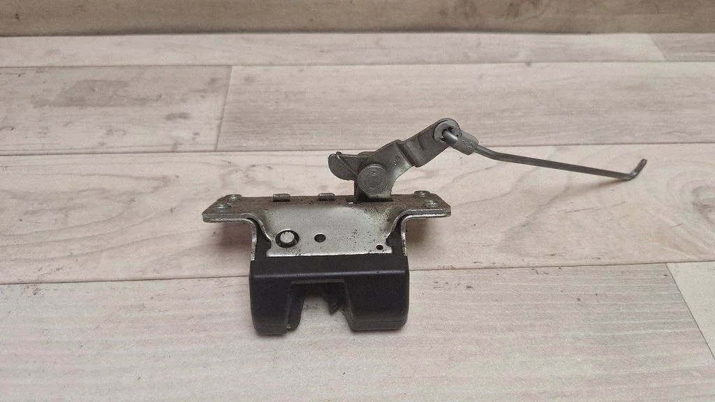 Aizmugurējā vāka slēdzene 90563999