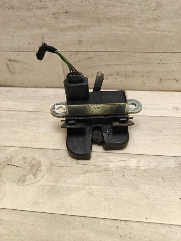 Tailgate/trunk/boot lock/catch/latch 6J4827505