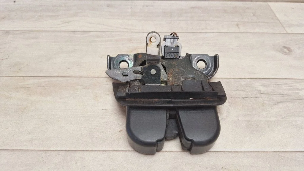 Tailgate/trunk/boot lock/catch/latch 8E9827520