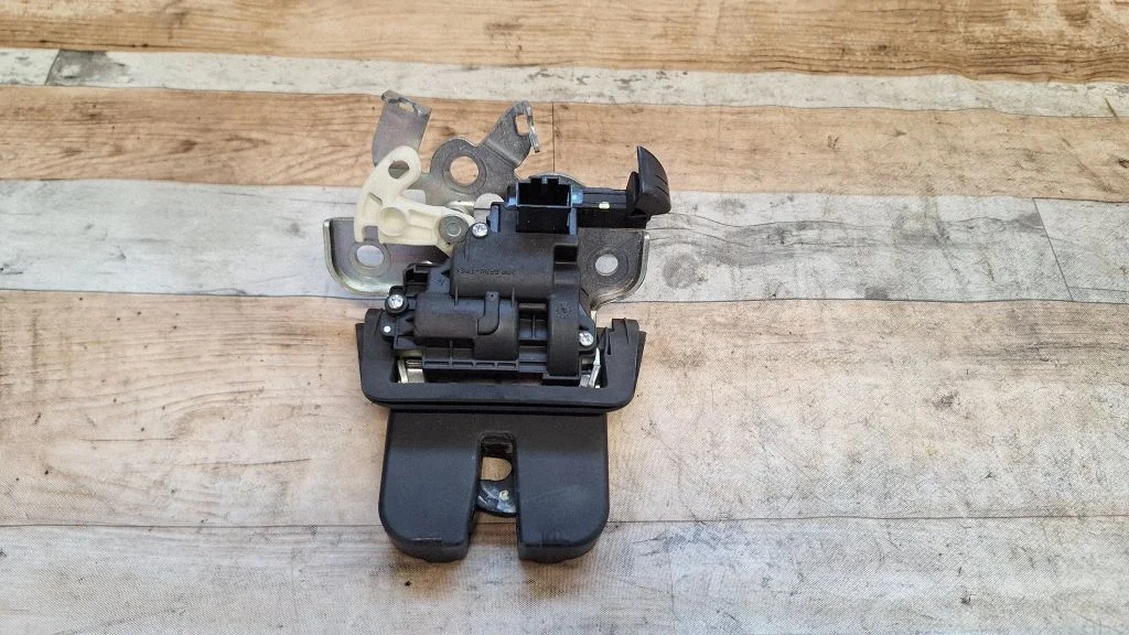 Tailgate/trunk/boot lock/catch/latch 8R0827520