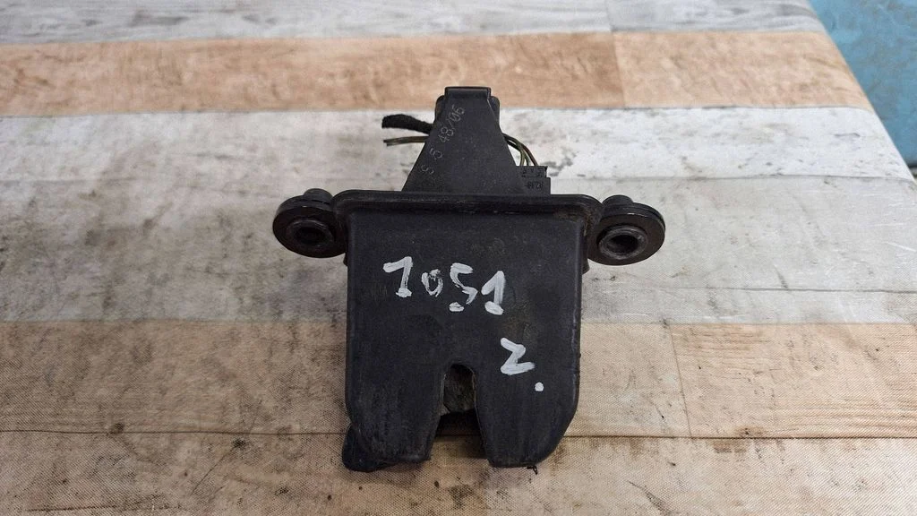 Tailgate/trunk/boot lock/catch/latch 1Z5827501D