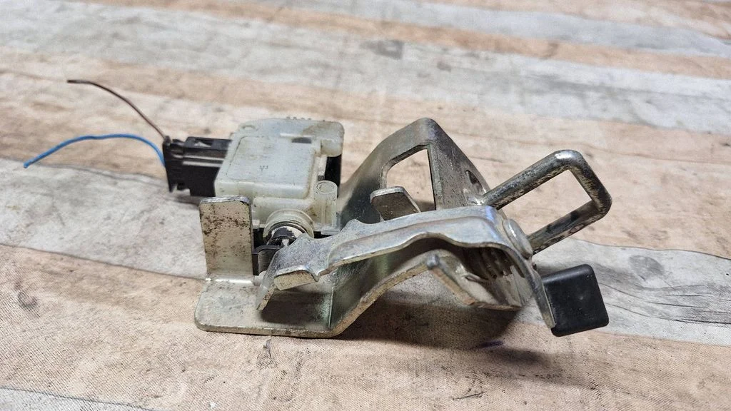 Tailgate/trunk/boot lock/catch/latch 1Z9827511C