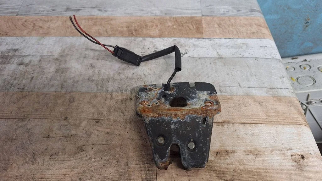 Tailgate/trunk/boot lock/catch/latch