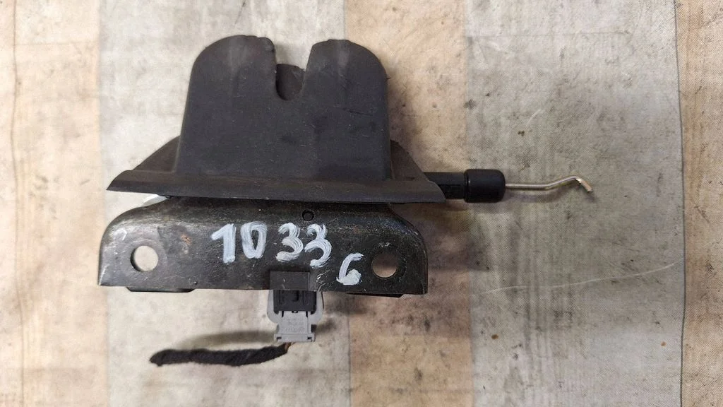 Tailgate/trunk/boot lock/catch/latch 4B9827520