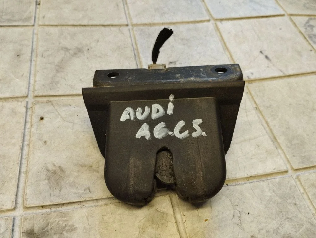Tailgate/trunk/boot lock/catch/latch 4B9827520