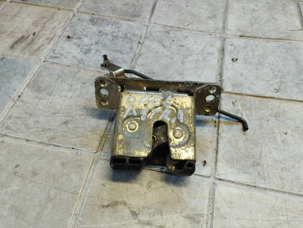 Aizmugurējā vāka slēdzene 09130569