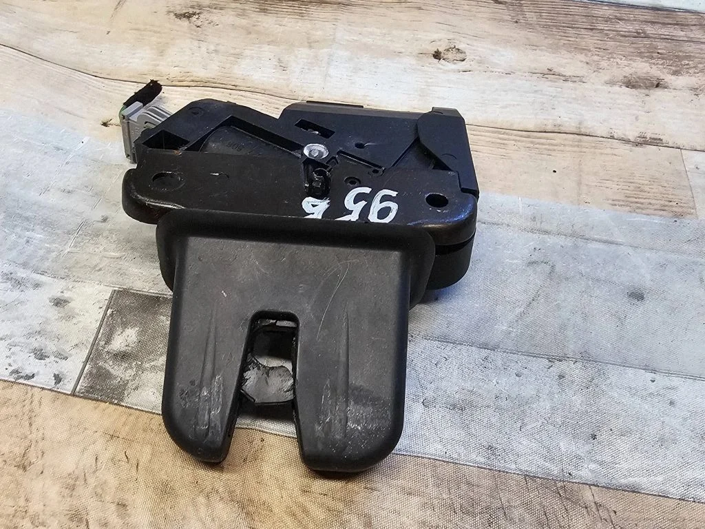 Tailgate/trunk/boot lock/catch/latch 4F5827505