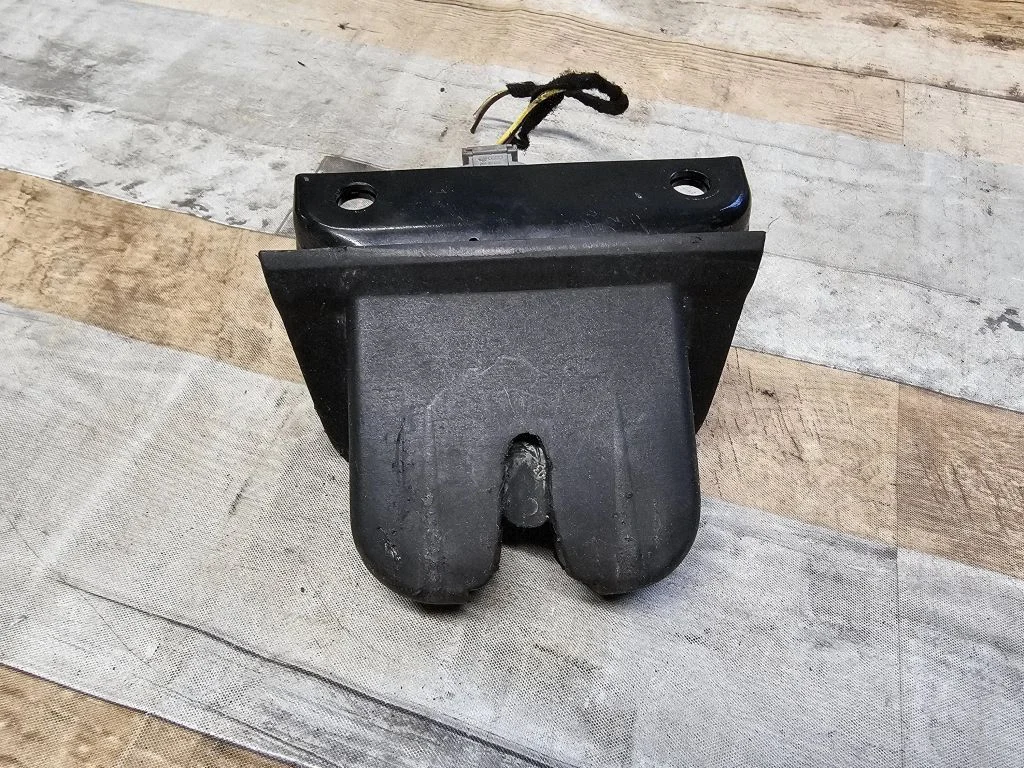 Aizmugurējā vāka slēdzene 4B9827505E
