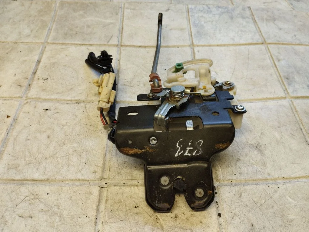 Tailgate/trunk/boot lock/catch/latch
