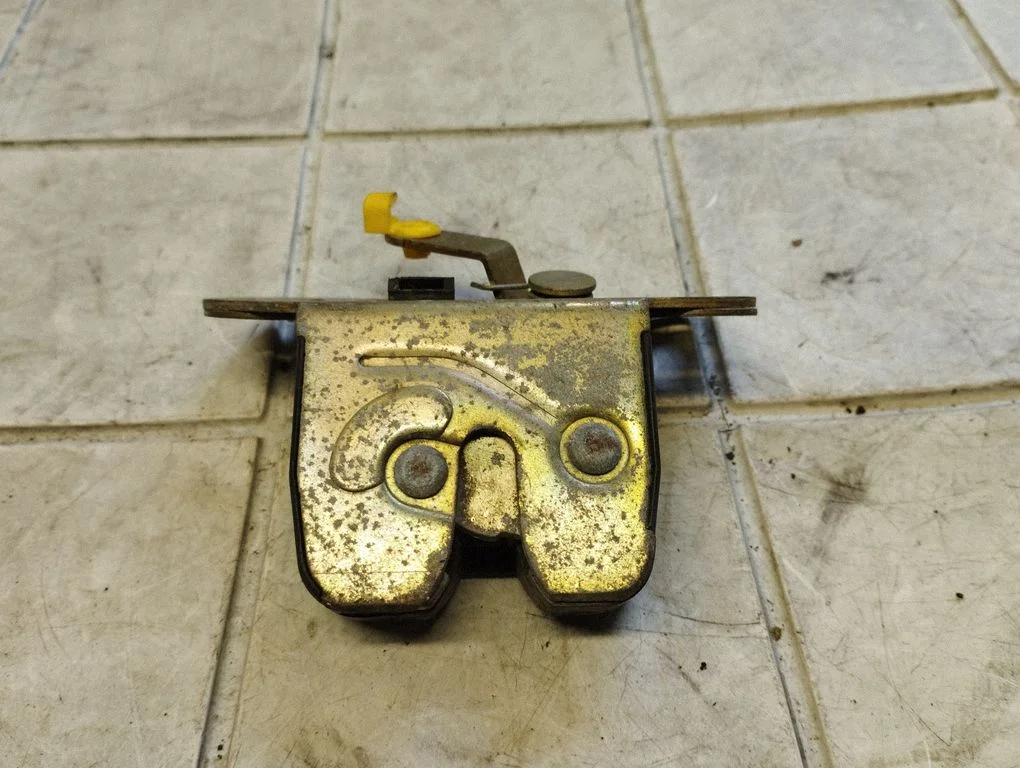 Tailgate/trunk/boot lock/catch/latch – Mitsubishi Carisma (1996-1999)
