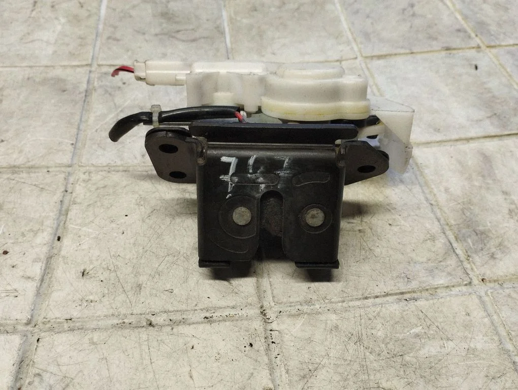 Tailgate/trunk/boot lock/catch/latch B6701