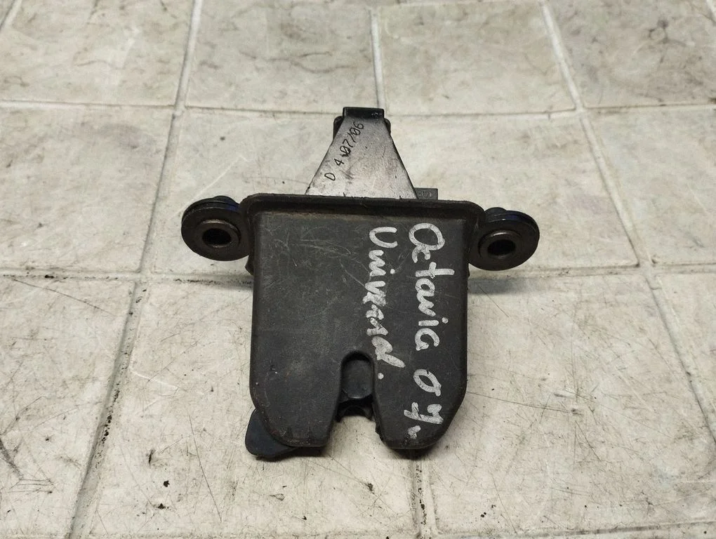 Aizmugurējā vāka slēdzene 1Z5827501C