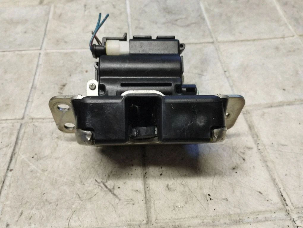 Zamek klapy bagażnika MR959190