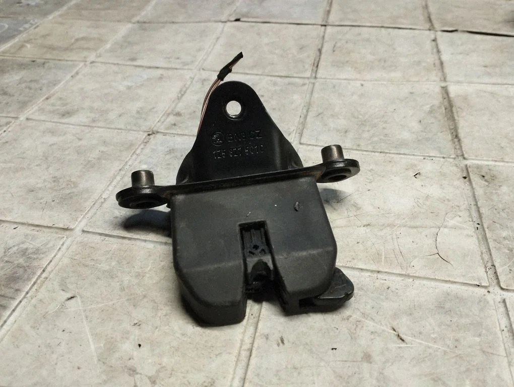Tailgate/trunk/boot lock/catch/latch 1Z5827501C