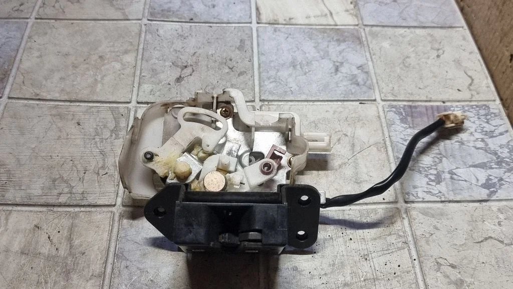 Tailgate/trunk/boot lock/catch/latch B6701