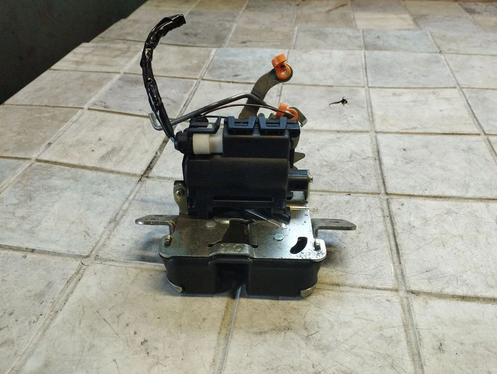 Tailgate/trunk/boot lock/catch/latch MR959190