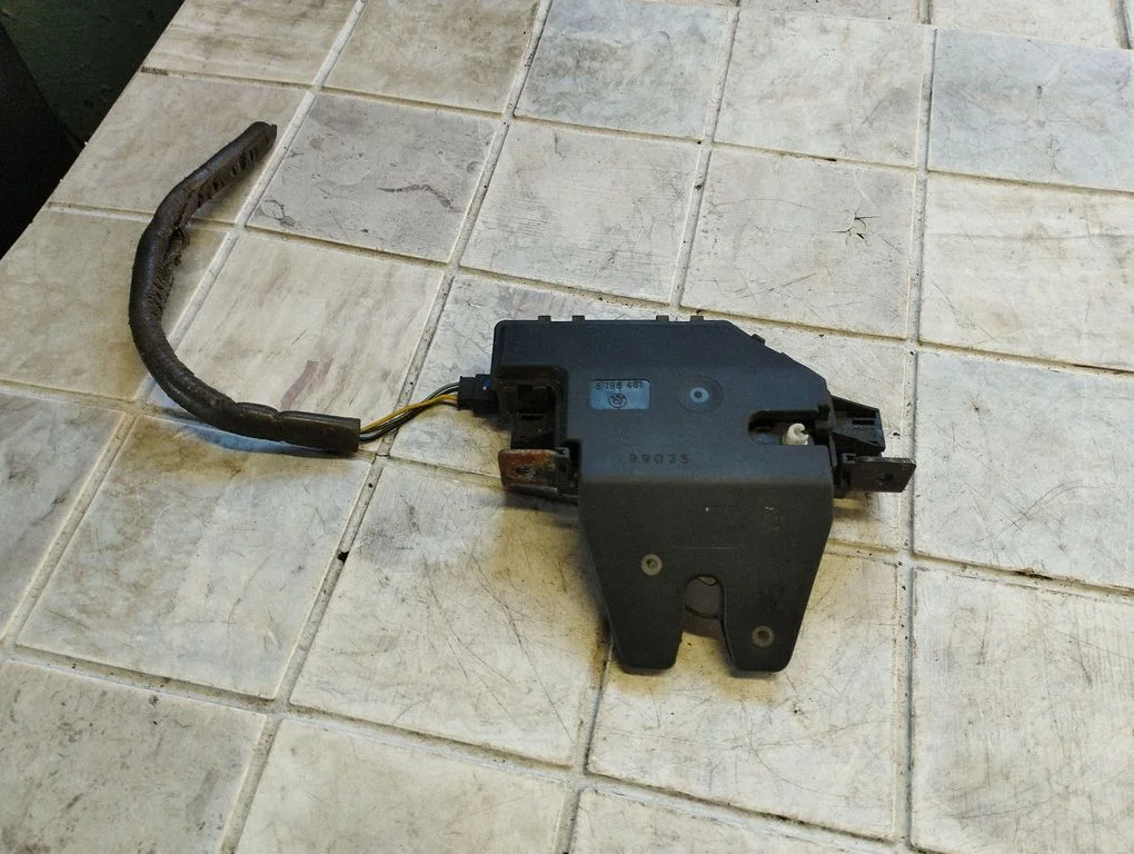Tailgate/trunk/boot lock/catch/latch 8196401