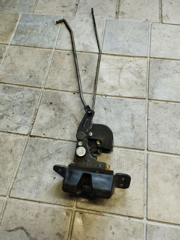 Tailgate/trunk/boot lock/catch/latch 812302B000
