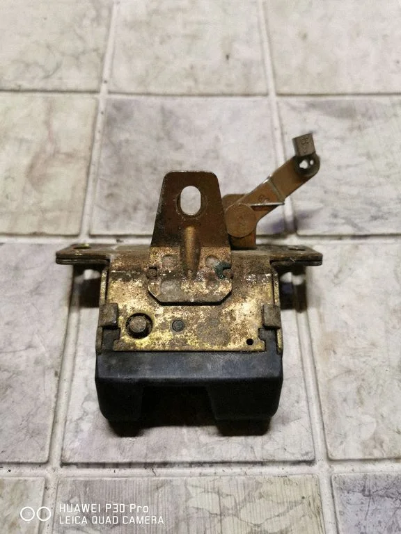 Aizmugurējā vāka slēdzene 09130569