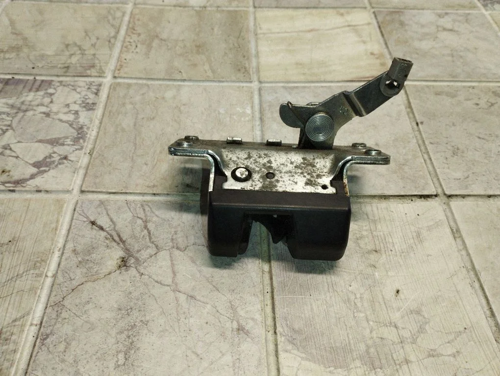 Tailgate/trunk/boot lock/catch/latch 90563999
