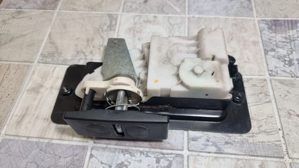 Tailgate/trunk/boot lock/catch/latch 06A5