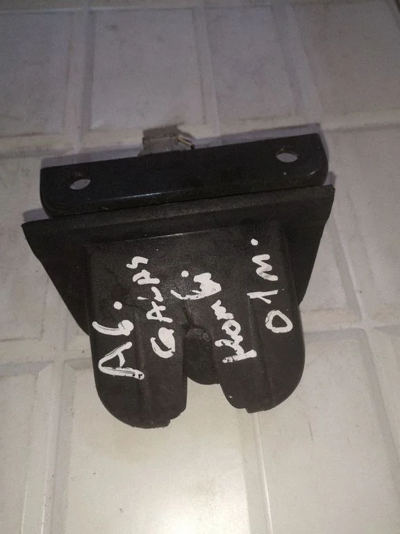 Tailgate/trunk/boot lock/catch/latch 4B9827520