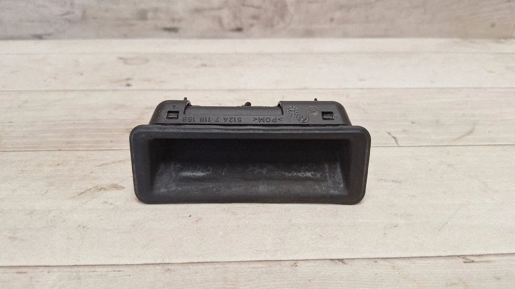 Klamka zewnętrzna klapy bagażnika – BMW Seria 5 E60 E61 (2004-2010)