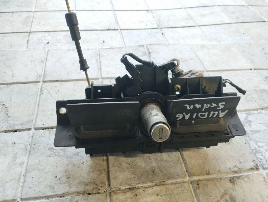Tagaluugi avamiskäepide (välimine) 8D9827565H