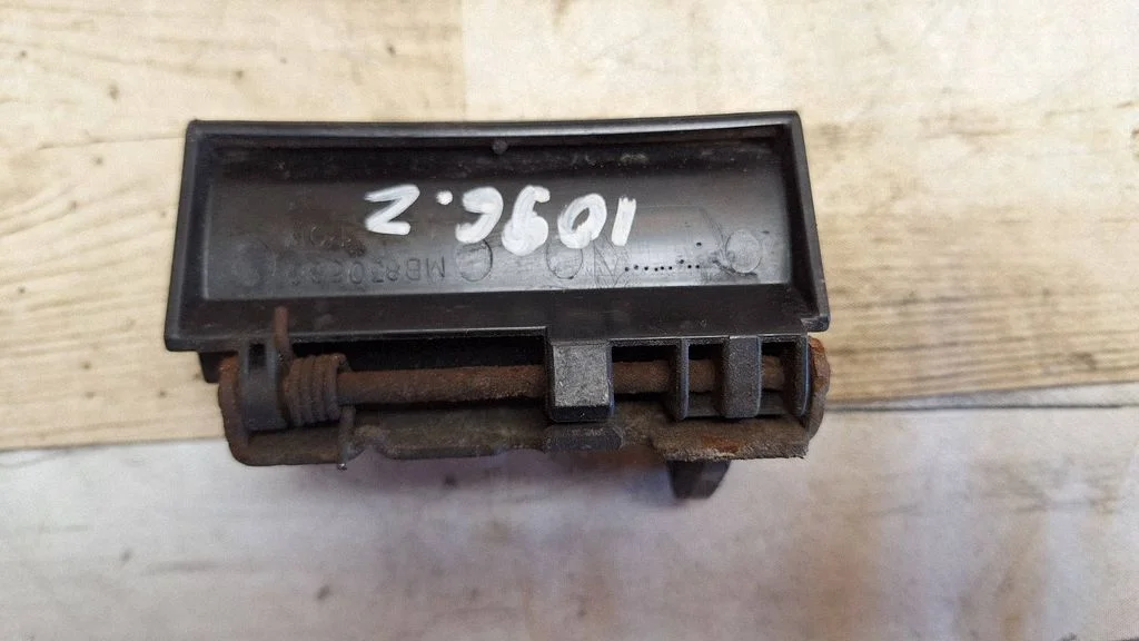 Klamka zewnętrzna klapy bagażnika MB830586
