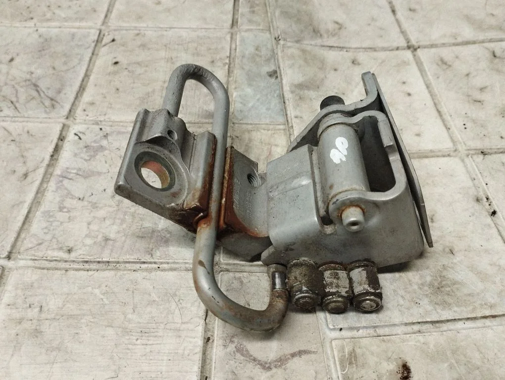Front door lower hinge – Audi A4 S4 B7 8E 8H (2005-2008)