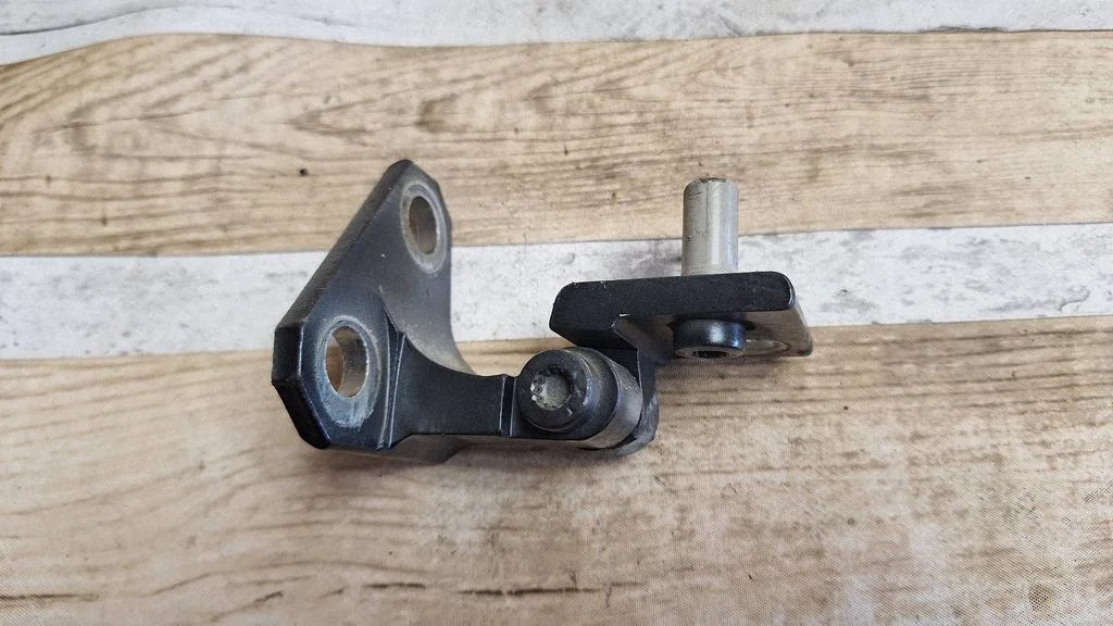 Front door upper hinge – Volkswagen Golf Plus (2005-2013)