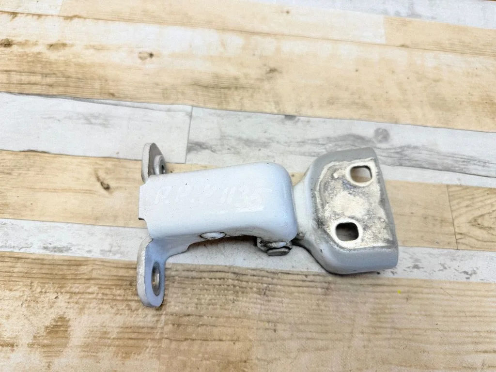 Front door upper hinge 311772M