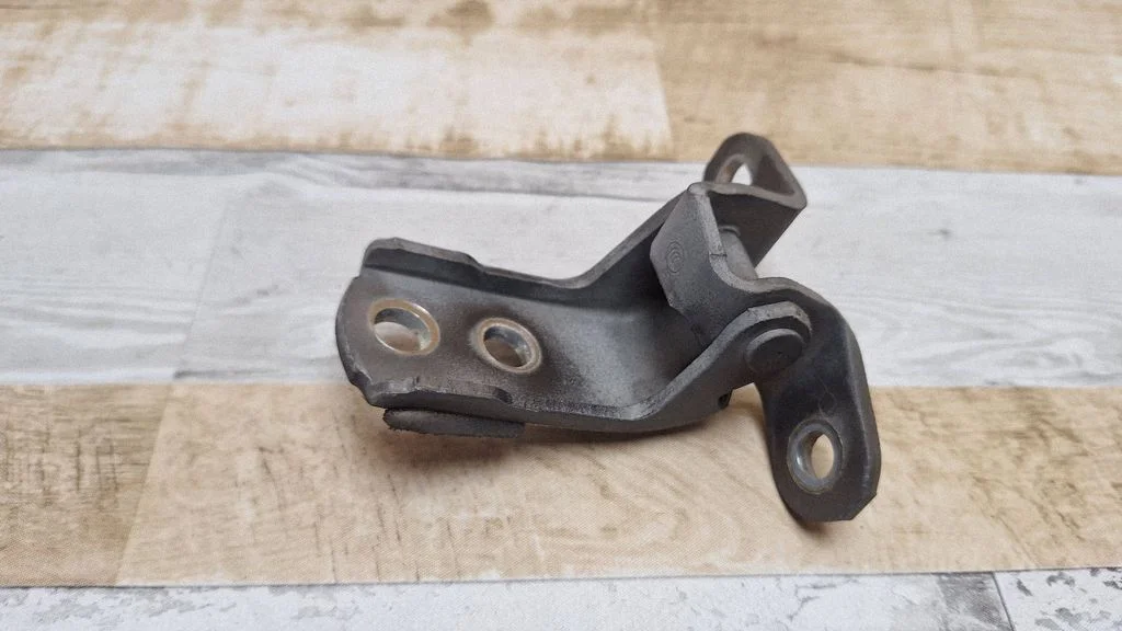 Front door upper hinge – front right