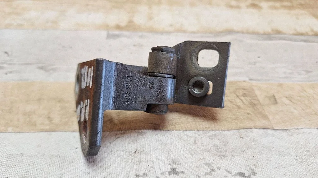 Front door upper hinge – Volkswagen Golf Plus (2005-2013)