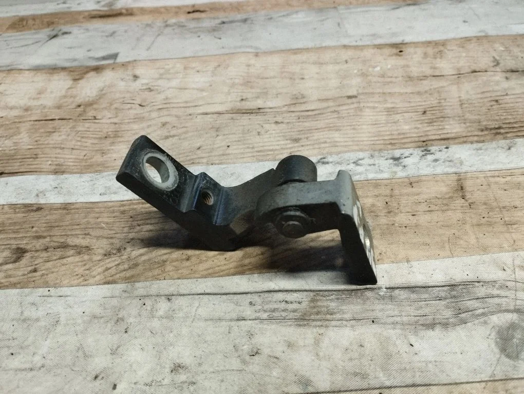 Front door upper hinge – front right