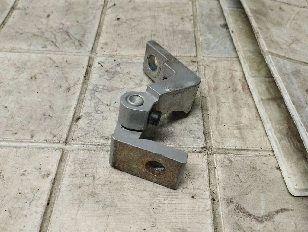 Front door upper hinge – front right