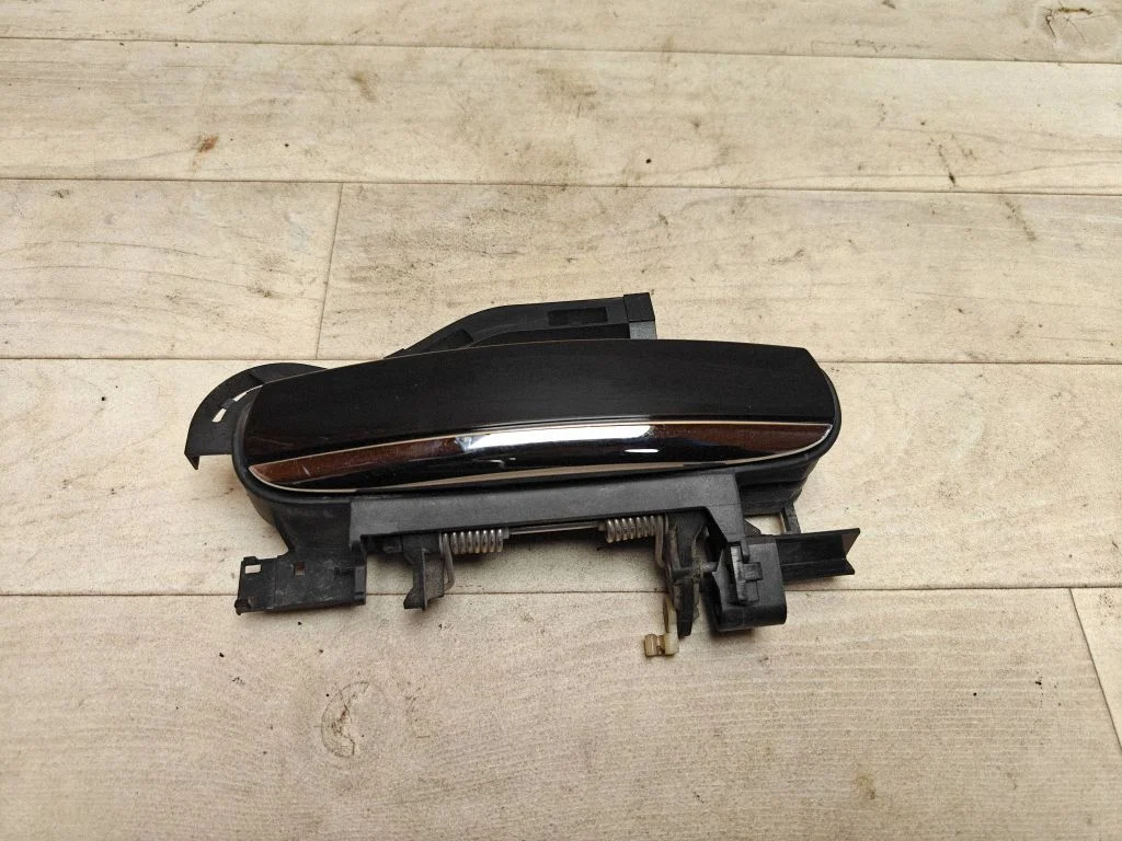 Esiukse välimine käepide 4F0837886