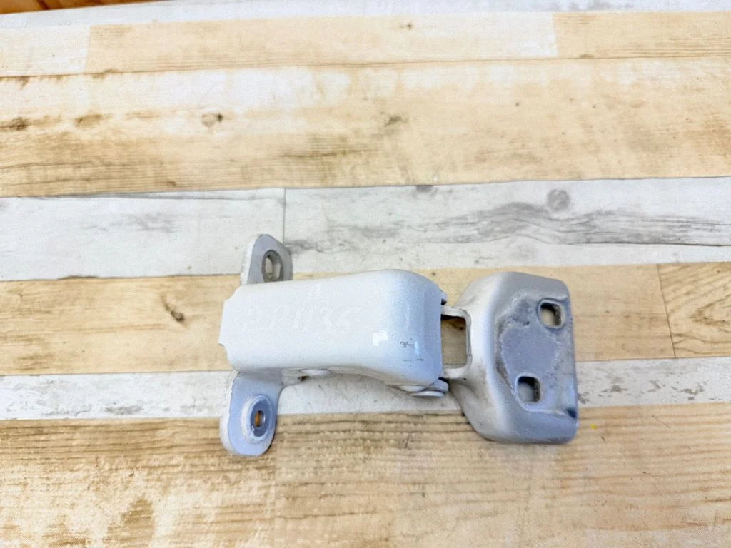 Front door lower hinge 311772M