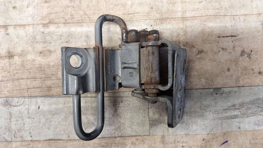 Front door lower hinge 1T0831412C