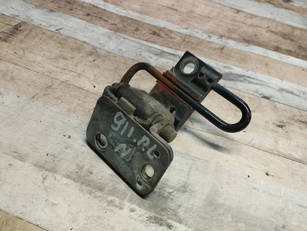Front door lower hinge – front left