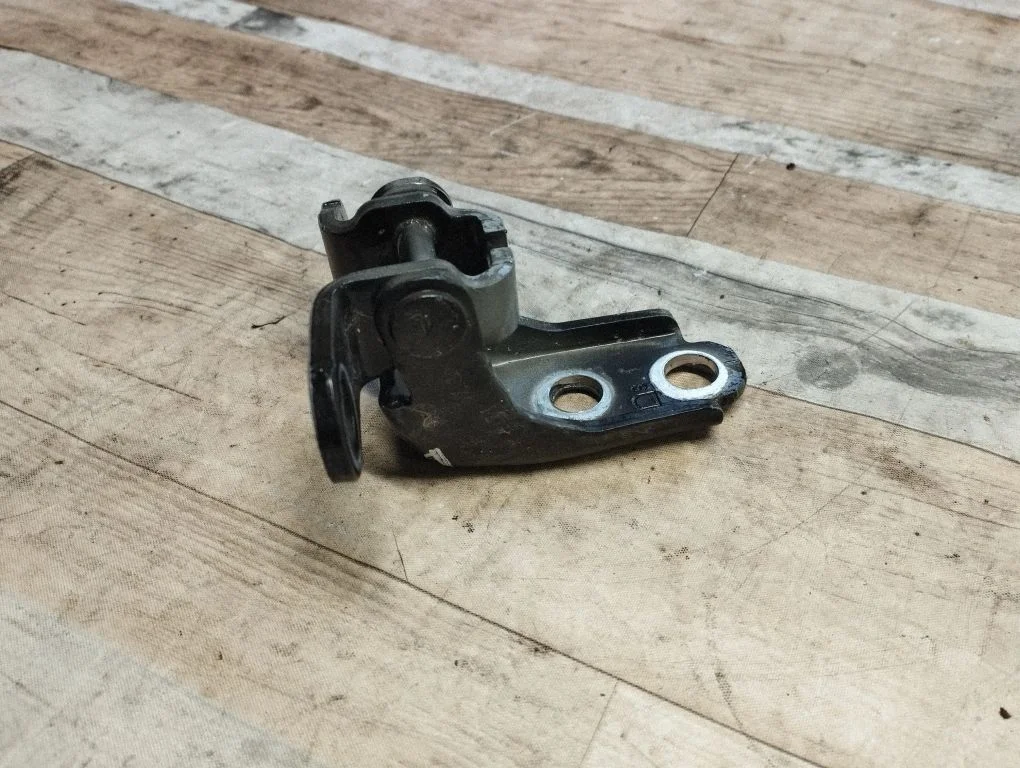 Front door lower hinge – front right