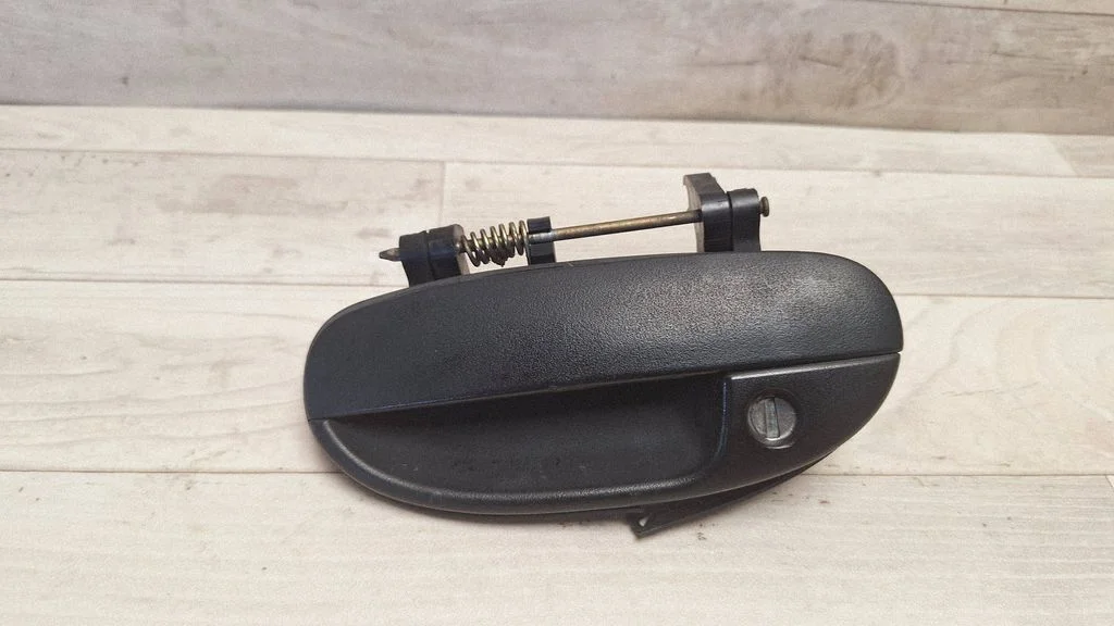 Front door exterior handle – front left