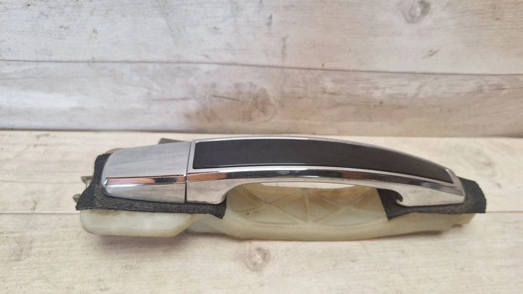 Front door exterior handle – front right