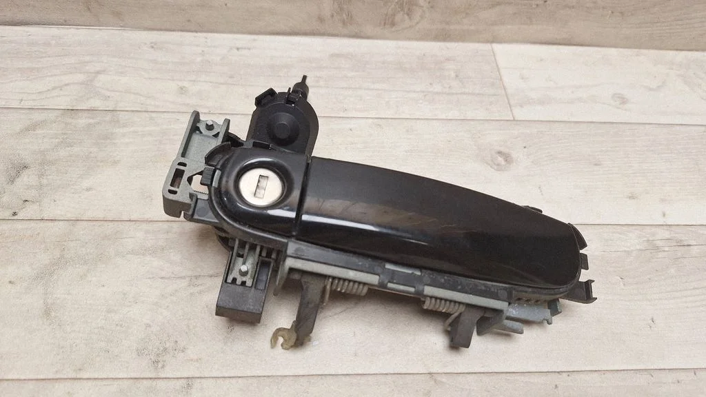 Front door exterior handle – front left
