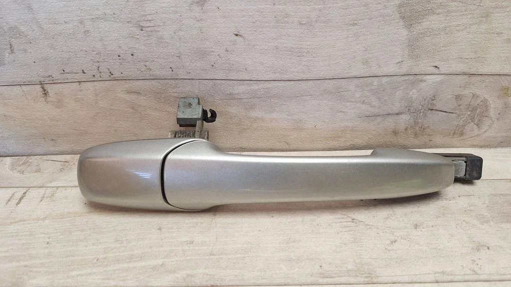 Front door exterior handle – front right