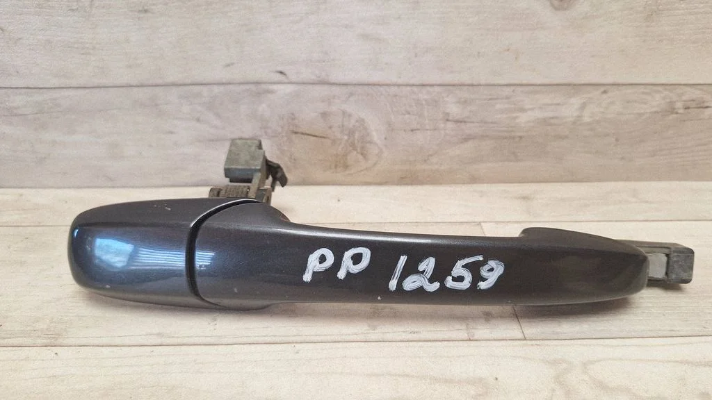 Front door exterior handle – front right