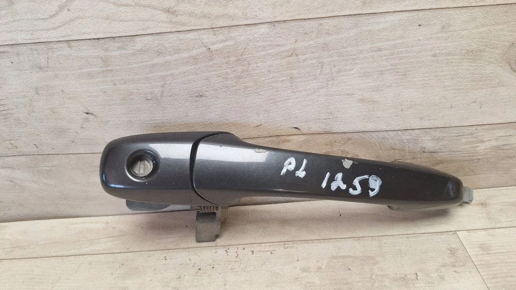 Front door exterior handle – front left