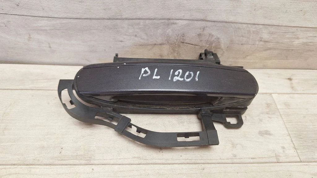 Front door exterior handle – front left