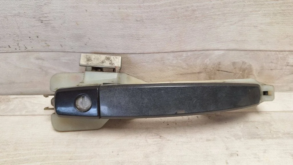 Front door exterior handle – front right