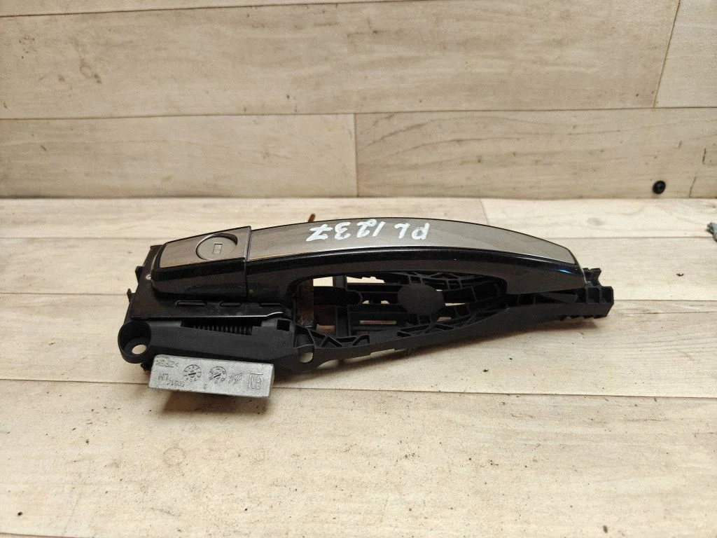 Front door exterior handle – front left